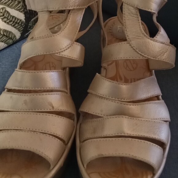 Fly London Sz 39 Eur/US 8 light gray slightly metallic strappy wedge sandals - Picture 5 of 5